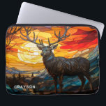 Hjort Sunset Woodland Mountain Personlig Namn Laptop Fodral<br><div class="desc">Hjort Sunset Woodland Mountains Personlig Namn Computer Fodral har en hjort vid solnedgången med träd och berg i bakgrunden i en nedfläckad glaseffekt och Laptop sleeve med ditt namn i modern manustypografi. Perfekt som en gåva till familj och vänner för födelsedag, jul, helgdagar, Fars dag, bror, make, partner, bästa vänner,...</div>