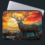 Hjort Sunset Woodland Mountain Personlig Namn Laptop Fodral<br><div class="desc">Hjort Sunset Woodland Mountains Personlig Namn Computer Fodral har en hjort vid solnedgången med träd och berg i bakgrunden i en nedfläckad glaseffekt och Laptop sleeve med ditt namn i modern manustypografi. Perfekt som en gåva till familj och vänner för födelsedag, jul, helgdagar, Fars dag, bror, make, partner, bästa vänner,...</div>