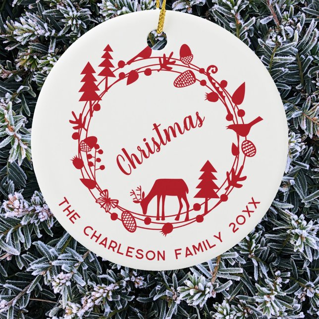 Hjort Woodland Personlig God jul Julgransprydnad Keramik (Woodland forest wreath red and white personalized family name date text Christmas ornament)