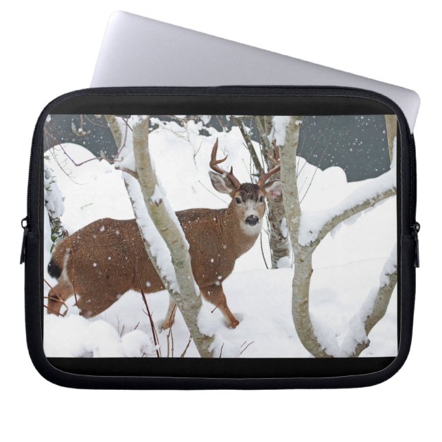 Hjortbock i insnöad vinter laptop fodral (Framsidan)