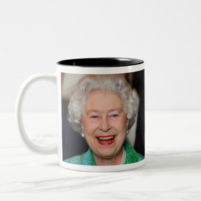 HM Queen Elizabeth II Två-Tonad Mugg (Vänster)