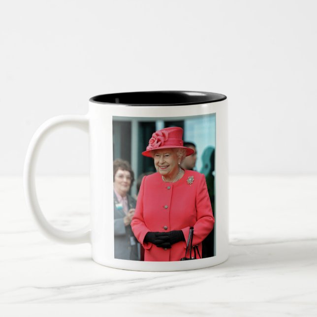 HM Queen Elizabeth II Warrington 2012 Professional Två-Tonad Mugg (Vänster)