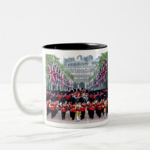 HM Queen Elizabeth Trooping the Färg London Två-Tonad Mugg