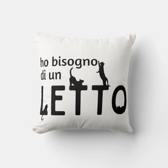 Ho Bisogno Di Un Letto (con gatti neri) Kudde (Framsida)