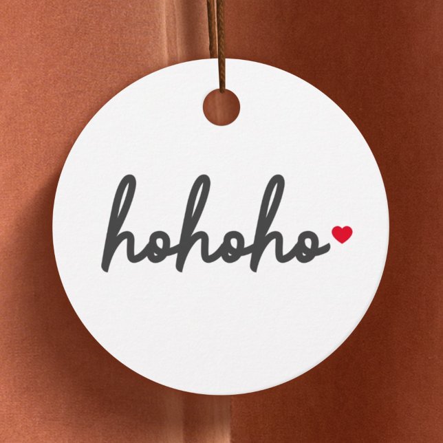 Ho Ho Ho | Julhjärta Modern Minimalist Gåvor Etiketter (“Ho Ho Ho” Christmas gift tags by Guava, featuring modern script and a sweet red heart accent)