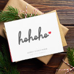 Ho Ho Ho | Julhjärta Modern Minimalist Helgkort<br><div class="desc">Modern, minimalistisk, vikt helgdag-kort med "ho ho ho" i manushandstil, stil typografi följt av ett rött hjärta. Meddelandet "Merry All" kan vara lätt att personlig tillsammans med din familj namn för att få en personlig kontakt. Insidan är i ett kompletterande, rent rött färg för att en toppen julklappar känner sig!...</div>
