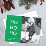 Ho Ho Ho | Julstolpe för Bright-Grönt - foto Helg Vykort<br><div class="desc">Enkelt, snyggt "Ho Ho Ho"-fotokort i klar grönt med en modern, minimalistisk typografi i vitt som lätt kan personlig med din egen hälsning, familj namn och år under en trendig festsäsong! Kortet visar ett exempel på en vacker liten lycklig-pojke som spelar upp en låtsassuperhjälte. Han har blonda hår och bär...</div>