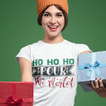 Ho Ho Ho Pour the Merlot Funny Juldrickande T Shirt<br><div class="desc">En rolig julklapp för vin älskare,  som lyder: "Ho ho pour the Merlot".</div>