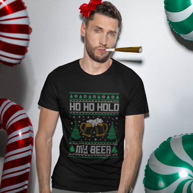 Ho Ho Hold My Beer Funny Christmas  T Shirt (Skapare uppladdad)