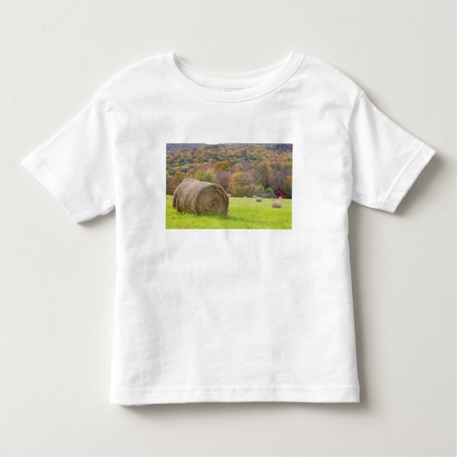 Höbaler och nedgånglövverk på lantgård, tee shirt (Framsida)