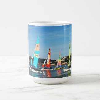 Hobie-katter som sätter in segel kaffemugg