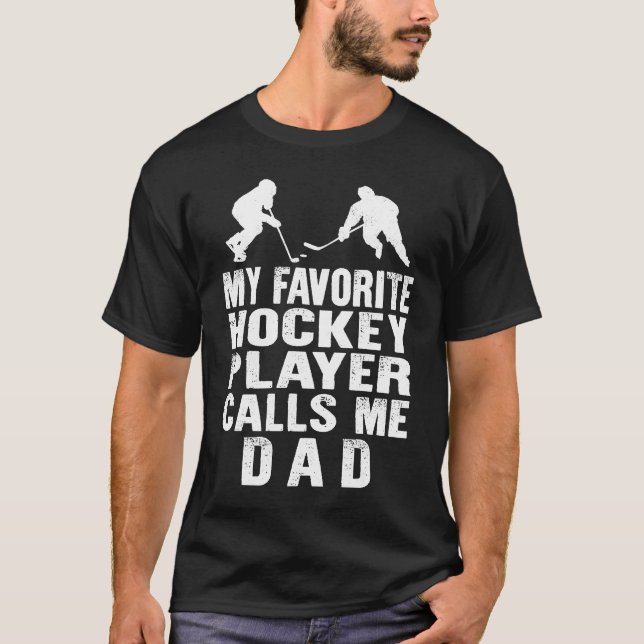 Hockey Dad Favorite Hockey Player Calls Me Dad Fat T Shirt (Framsida)