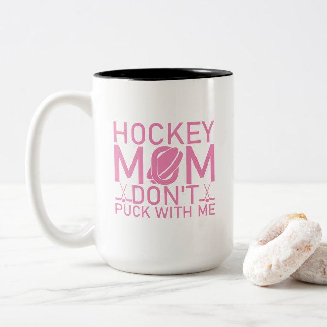 Hockey Mamma kör inte med mig på Rosa Girly Två-Tonad Mugg (Med munk)