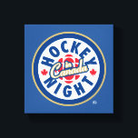 Hockey Night i Canada Logotyp Canvastryck<br><div class="desc">Den nuvarande logotypen har använts sedan 1998. Hockey Night i Kanada är det varumärke som används för kanadensiska TV-presentationer från National Hockey League. Namn har använts för alla NHL-sändningar på CBC Television (oavsett tidpunkt på dygnet), men Hockey Night i Kanada är i första hand knuten till sina NHL-sändningar på lördagskvällar,...</div>