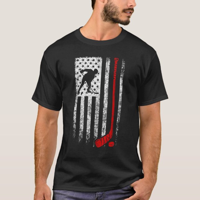 Hockey Player American Flagga USA Patriotic Retro  T Shirt (Framsida)