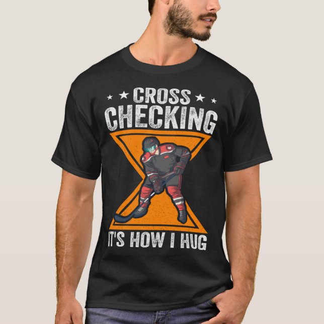Hockey Player Cross Checking It s How I Hug T Shirt (Framsida)