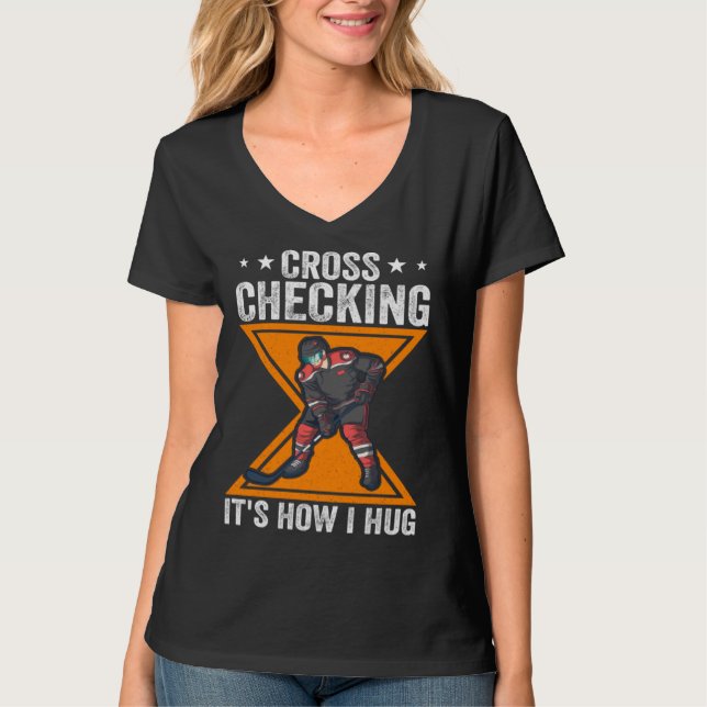 Hockey Player Cross Checking It s How I Hug T Shirt (Framsida)