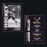 Hockey Trading Card Hockey Player Card Black Guld<br><div class="desc">Firar din stjärnspelare med vårt Anpassningsbar Hockey Trading Card i Guld Edition! Fullständigt anpassade med ett foto, en statistik och framgångar. Det här slimmade kortet är perfekt för grupppresenter, prisutdelningar eller personliga minnesplatser. LÄNK TILL GRUPP: https://www.photodigistudio.com/zazzle-products/hockey-grunge-trading-card-template</div>