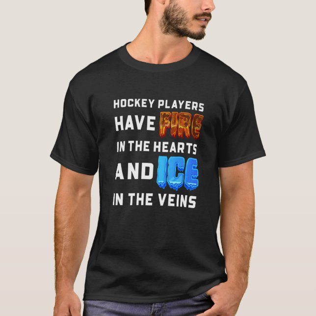 Hockeyspelare har eld i sin örtaris i t shirt (Framsida)