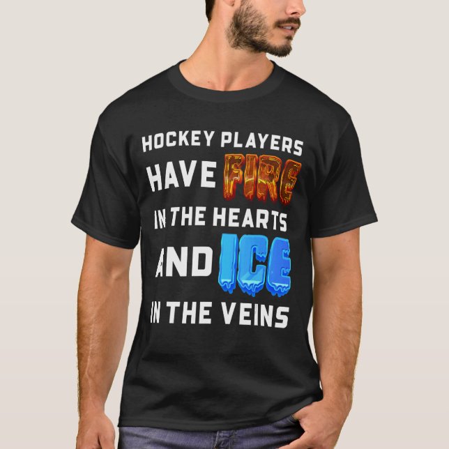 Hockeyspelare har eld i sin örtaris i t shirt (Framsida)