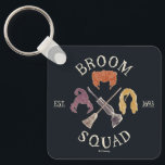 Hocus Pocus Broom Squad Est. 1693 Nyckelring<br><div class="desc">Fly high med den ultimata häxkåren i denna Hocus Pocus inspirerade till "Broom Squad"-design! Med de ikoniska hårstilarna från Winifred, Mary och Sarah Sanderson ovanför en korsad broom, mopp och vakuum, är detta lekfulla ändå vintage-stil-konstverk perfekt för alla fläkt i den älskade Halloween-klassiken. Med "Est. 1693-tumsskärmen är stolt över att...</div>