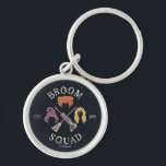 Hocus Pocus Broom Squad Est. 1693 Rund Silverfärgad Nyckelring<br><div class="desc">Fly high med den ultimata häxkåren i denna Hocus Pocus inspirerade till "Broom Squad"-design! Med de ikoniska hårstilarna från Winifred, Mary och Sarah Sanderson ovanför en korsad broom, mopp och vakuum, är detta lekfulla ändå vintage-stil-konstverk perfekt för alla fläkt i den älskade Halloween-klassiken. Med "Est. 1693-tumsskärmen är stolt över att...</div>