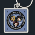 Hocus Pocus Calming Circle Spellbound-Roligt Fyrkantig Silverfärgad Nyckelring<br><div class="desc">Bygg upp den mystiska humor i Disneys Hocus Pocus med denna fantastiska utformning med Sanderson Sisters i ett magiskt cirkulärt emblem! Winifred, Sarah och Mary är med sina namnteckning vällovliga uttryck omgivna av berömda symboler, alla inramade av den ikoniska frasen "Jag föreslår att vi bildar en kalkcirkel". Den här stavningskonstruktionen...</div>