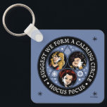 Hocus Pocus Calming Circle Spellbound-Roligt Nyckelring<br><div class="desc">Bygg upp den mystiska humor i Disneys Hocus Pocus med denna fantastiska utformning med Sanderson Sisters i ett magiskt cirkulärt emblem! Winifred, Sarah och Mary är med sina namnteckning vällovliga uttryck omgivna av berömda symboler, alla inramade av den ikoniska frasen "Jag föreslår att vi bildar en kalkcirkel". Den här stavningskonstruktionen...</div>