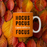 Hocus Pocus Focus Cute Funny Halloween Coffee Mugg<br><div class="desc">Den här lustiga Halloween-mugg har en bakgrund i orangen och frasen "Hocus Pocus I Behöver kaffe till Focus" i svartvitt. Gör en roligt till kaffet/Halloween älskare i ditt liv (eller för dig själv!).</div>