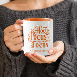 Hocus Pocus Halloween Mugg<br><div class="desc">"Hocus pocus,  jag vill att vin ska fokusera (eller ett starkt kaffe)" som står tryckt i orange på båda sidor om ett kaffe kopp,  roligt för Halloween för kvinnor eller manar.</div>