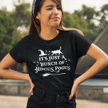 Hocus Pocus Halloween Quote Women's Black T Shirt<br><div class="desc">Firar Halloween med det här "Det är bara ett gäng Hocus Pocus" häxcitat kvinnans svarta grafik t-shirt. Dekorativ typografisk text accentueras med spooky-scrollsar,  twinkling-stjärnor,  en häxhatt,  katt och en häxas broomstick. Vita färg-programmet och skjortan färg kan ändras.</div>