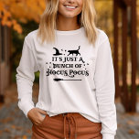 Hocus Pocus Halloween Quote Women's T Shirt<br><div class="desc">Firar Halloween med det här "Det är bara ett gäng Hocus Pocus" häxcitat kvinnans långärmad grafisk t-shirt. Dekorativ typografisk text accentueras med spooky-scrollsar,  twinkling-stjärnor,  en häxhatt,  svart katt och en häxas broomstick. Systemet Black färg kan ändras.</div>