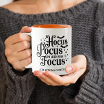 Hocus Pocus Halloween Två-Tonad Mugg<br><div class="desc">"Hocus pocus,  jag behöver vin för att fokusera (eller ett starkt kaffe)" som står tryckt på båda sidor om ett kaffe kopp,  roligt för Halloween för kvinnor eller manar.</div>