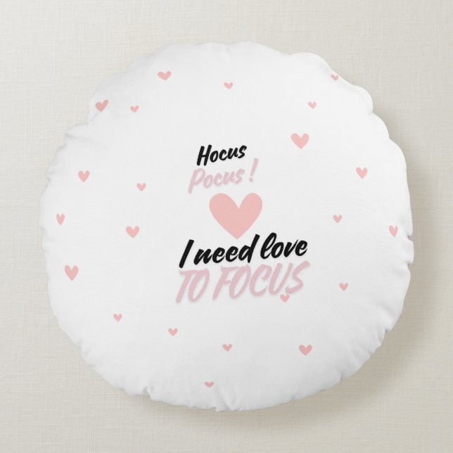 Hocus Pocus I need love to focus Rund Kudde (Framsidan)