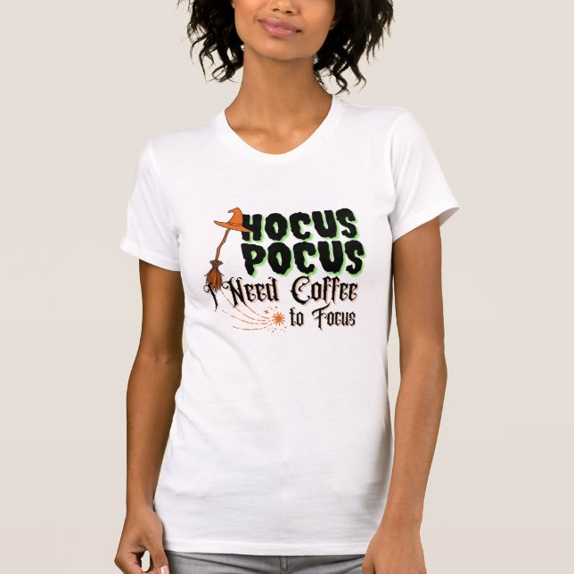 Hocus Pocus, jag behöver kaffe att fokusera på T Shirt (Framsida)