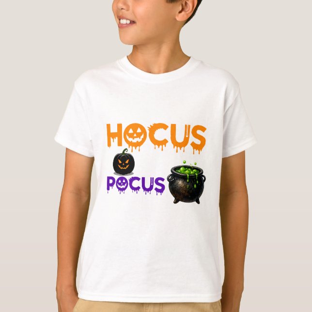 Hocus Pocus Magisk Scen För Halloween-fans 🎃 T Shirt (Framsida)