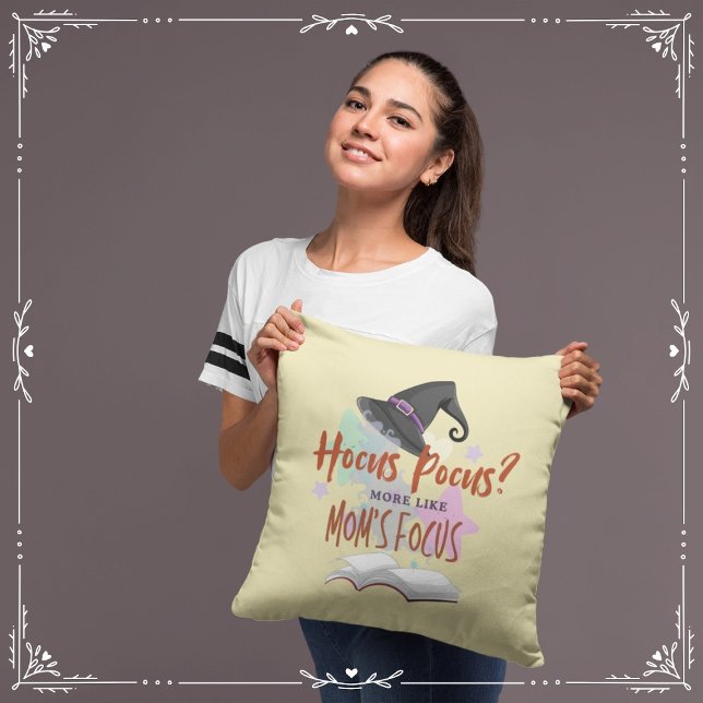 Hocus Pocus? Mer som Mamma Focus Kudde (Hocus Pocus? More Like Mom's Focus Cover from The Beekeeper Store)