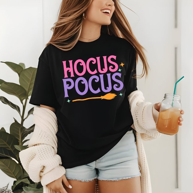 Hocus Pocus Rosa Lila Halloween Typografi T Shirt (Skapare uppladdad)
