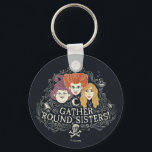 Hocus Pocus samlar "Round Sisters" Nyckelring<br><div class="desc">Sanderson-systrarna kallar på lite vidrig roligt i denna skrämmande snyggt Hocus Pocus-design! Med Winifred, Mary och Sarah Malning på ett galet sätt, är denna vintage-inspirerade teckning uppbyggd av vackra, roterande detaljer, flaskor, döskallar och mystiska symboler. Den djärva frasen "Samla "Runt systrar!" uppmanar alla häxor att gå med in för en...</div>