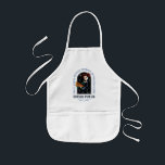 Hocus Pocus Winifred's Bok i Spådomar Barnförkläde<br><div class="desc">Winifred Sanderson är redot att frammana lite kaos i denna förtjusande Hocus Pocus-design! Med den ökända häxan som klämmer hennes älskade rättsläsare ger den här teckningen ett mystiskt och gotiskt fläkt med flaskor, känslosymboler och ärliga accenter. Den djärva frasen "Hej, I want My Bok" förekommer både på engelska och i...</div>