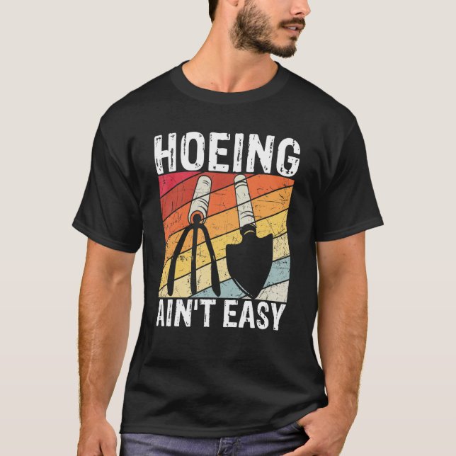 Hoeing Ain't Easy Farmer Gardener Gift Garden Mom T Shirt (Framsida)