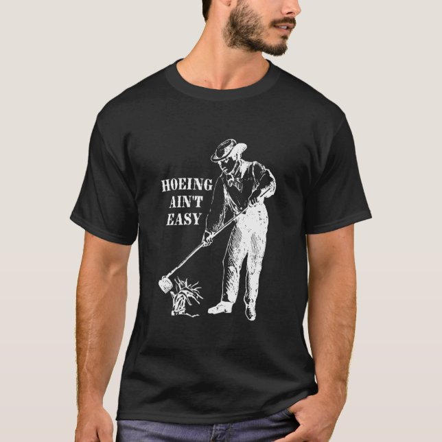 Hoeing Ain't Easy Farmer  Quote T Shirt (Framsida)