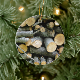 Hög av det staplade snittvedträt julgransprydnad keramik