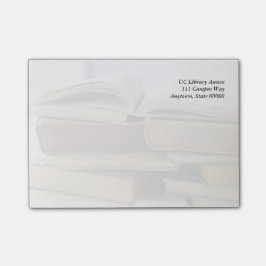 Hög av gammala bokar, en som är öppen post-it block