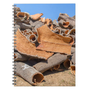 Hög av korkträdskället som rå material.JPG Anteckningsbok