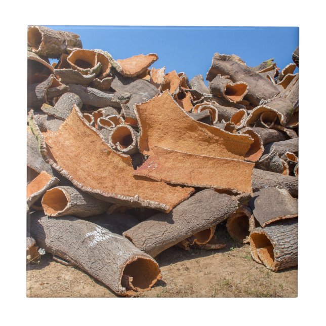 Hög av korkträdskället som rå material.JPG Kakelplatta (Framsidan)