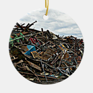 Hög av metallskräp för återvinning julgransprydnad keramik