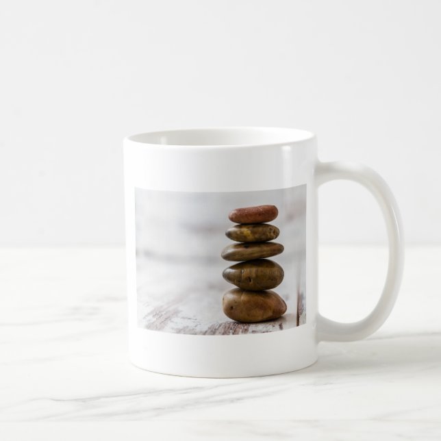 Hög av mörkfärgadstenar på vitbakgrund kaffemugg (Höger)
