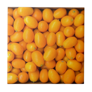 Hög av orange kumquats i kartong kakelplatta