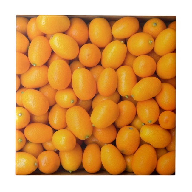 Hög av orange kumquats i kartong kakelplatta (Framsidan)
